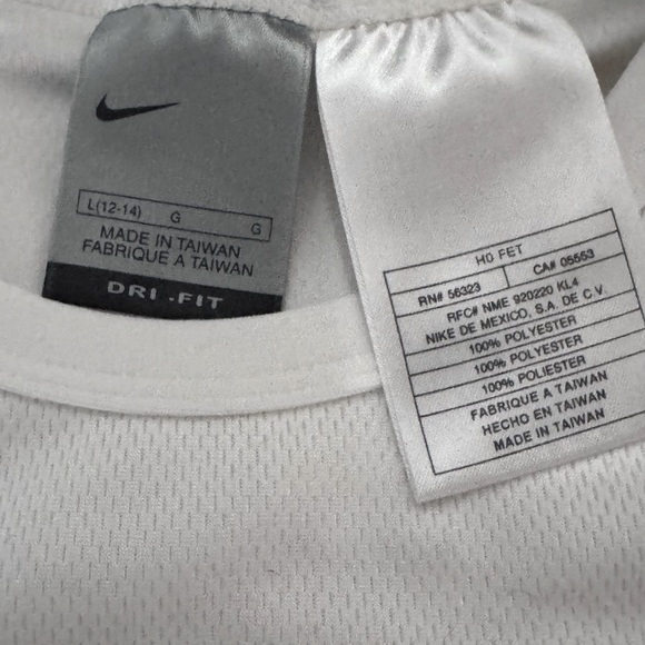 🔥 Stylish and Innovative Ladies Nike White Dri Fit Fitness Long Sleeve Shirt - Picture 7 of 16
